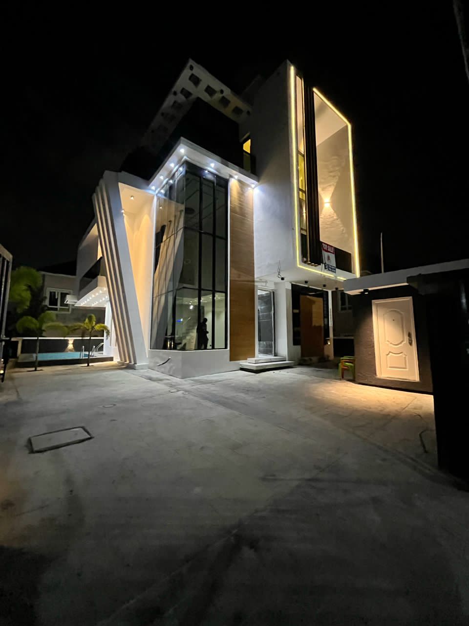 5 bedroom fully detached duplex