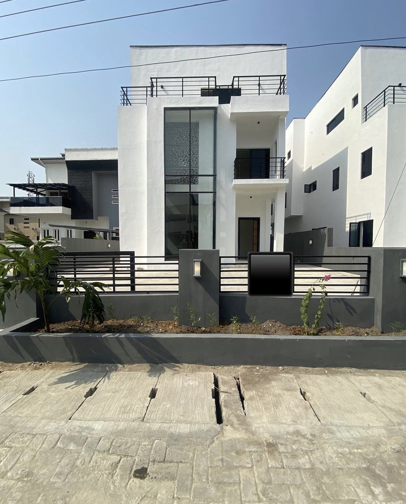 5 Bedroom fully detached house 