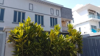 5 Bedrooms Semi Detached Duplex 